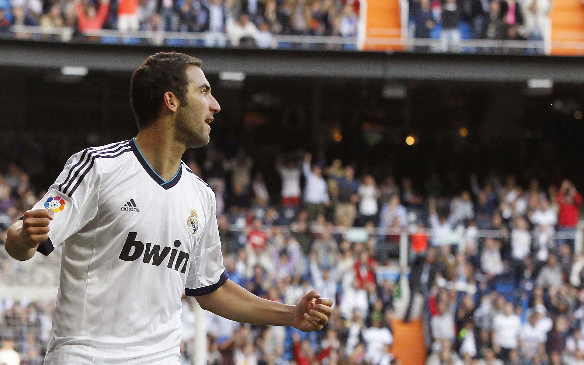 姆巴佩帽子戏法助巴黎圣日耳曼大胜里昂，法甲争冠悬念再起